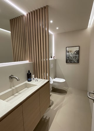 abgehängte Trockenbau-Decke in einem Badezimmer von Jörg Trommer Handwerk