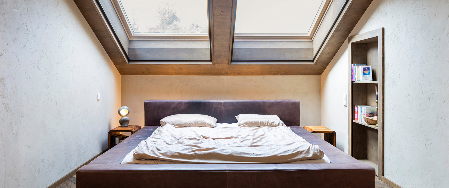 Schlafzimmer mit fugenlosen Wänden aus mineralischem Putz